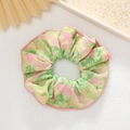 Dettaglio dell'elastico floreale con bordi arricciati rosa e tessuto ad alta elasticità - Floreale Rosa Verde Giallo Bordo Rosa