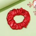 Coletero rojo brillante de lentejuelas con acabado metálico para peinado navideño - Textura Metálica Roja