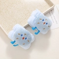 Detalle de muñequeras para lavado de cara en coral fleece azul claro con bordado suave - Estilo Galleta (Azul Claro)