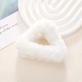 Detailweergave van een witte pluchen haarklem met een driehoekig hol kattenontwerp - Driehoek / Wit