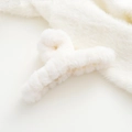 Witte pluche haarklem van imitatiebont met groot kruisontwerp voor dames - Wit