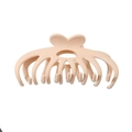 Vue détaillée d'une grande pince à cheveux mate rose avec une forte prise pour coiffure - Abricot