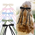 Set di fermagli per capelli con fiocco in raso in sei colori su bianco e su modella - Blu