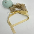 Scrunchie in organza champagne con perle bianche, fiocco giallo e ciondolo a stella - Champagne