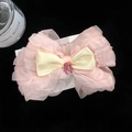 Dettaglio di un fermaglio in organza rosa e raso con una pietra di cristallo al centro - Fermaglio Fiocco (3D Rosa) / Fermaglio Fiocco 3D Rosa