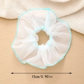 Détail d'un chouchou en organza blanc de 15cm avec bords bleu clair sur fond neutre - Vert Lac