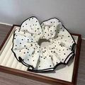 Eleganter französischer Vintage-Haargummi mit weißen Punkten und schwarzem Rand in Holzschale - Weißes Haargummi