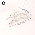 Detalle de pinza para el pelo de mariposa plateada con dimensiones 11cm por 7cm - Plateado