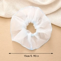 Détail d'un chouchou en organza bleu clair de 15 cm avec une texture en maille douce - Bleu ciel