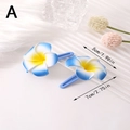 Dettaglio di fermagli per capelli a forma di plumeria da 5 cm con petali blu sfumati - Blu