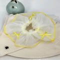 Detail eines weißen Netz-Scrunchies mit gelber Kantenstickerei und kleinen gelben Schleifen - Gelbe Schleife Netz Haargummi