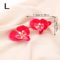 Détail de la pince à cheveux orchidée rose avec perle, mesurant 7,5cm x 7cm - Style L
