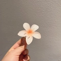 Détail d'une pince à cheveux fleurie moyenne avec dégradé orange et blanc élégant - Orange