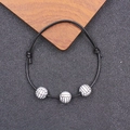 Detail van verstelbare zwarte wastouw armband met drie volleybal thema keramische kralen - Volleybal Decor Stijl (BN-0197)