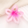 Gros plan d'une pince à cheveux fleur de frangipanier rose dégradé en acrylique - Rose rouge