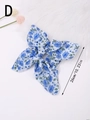 Chouchou à nœud floral bleu montrant la taille de 26 cm et la texture de mousseline - Bleu Style Chinois Floral