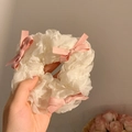 Cremeweißes Organza-Haargummi mit drei zarten rosa Schleifen im Balletcore-Stil - Weißer Haargummi