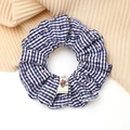 Elastico per capelli vintage a quadretti blu e fiori con etichetta di orso per acconciature - Scrunchie a Quadri Blu Notte