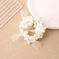 Elegante elastico per capelli in perle con fiocco in rete bianca su sfondo chiaro - Bianco