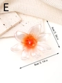 Vue détaillée de la pince à cheveux en forme de fleur d'oranger en résine dégradée - Orange
