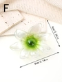 Vue détaillée de la pince à cheveux fleur de 8cm avec dégradé sur fond texturé beige - Vert