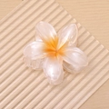 Eleganter großer Haarclip in Form einer Perlmutt-Frangipani mit warmem orangefarbenem Kern - Orange