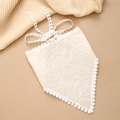 Dettaglio del foulard di pizzo floreale bianco con ricami e rifinitura di pompon - Fazzoletto Triangolo Stampato Bianco Sporco