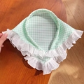 Dettaglio di un foulard a triangolo a quadretti verdi con bordi a balze bianchi - Verde