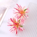Elegant paar chrysant haarspeldjes met roze en geel verloop en kleine groene bladeren - Roze