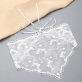 Dettaglio del foulard in pizzo bianco con ricami floreali e bordi smerlati raffinati - Stile Pizzo Fiorellini