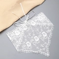 Dettaglio del ricamo floreale in pizzo bianco su foulard vintage con trama a rete fine - Stile Pizzo Fiore