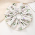 Detailopname van een extra grote scrunchie met paars bloemenpatroon en bloemmotief - Paars Bloemen