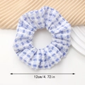 Detail van blauw-witte geruite scrunchie met een diameter van 12 cm of 4,72 inch - Blauw