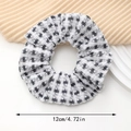 Vue détaillée du chouchou à carreaux noirs et blancs avec mesure de 12 cm de diamètre - Noir