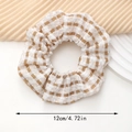 Détail d'un chouchou à carreaux marron et blanc avec une taille de 12 cm de diamètre - Marron