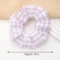 Detail van 12 cm grote paarse geruite scrunchie met zachte geplooide textuur - Paars