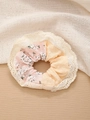 Detail van de kanten scrunchie met bloemenstof en oranje textuur voor haarstijlen - Roze Patchwork Bloemen Scrunchie