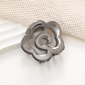 Primer plano detallado de una pinza para el pelo en metal gris oscuro con diseño de rosa - Color gunmetal