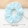 Détail d'un chouchou à carreaux bleus avec annotation de taille de 12 cm de diamètre - Bleu lac
