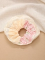 Detail van een kanten haarelastiekje met bloemmotieven van rozen en zachte stof - Roze Patchwork Roos Scrunchie