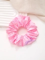 Nahaufnahme von rosa Satin-Haargummi mit fliederfarbener Schleife auf weißem Grund - Rosa