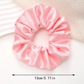 Roze satijnen scrunchie met strassteentjes, detailweergave met 13cm diametermaten - Roze