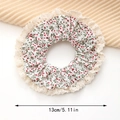 Détail du chouchou floral vintage avec bordure en dentelle montrant la taille de 13 cm - Élastique Vert Floral