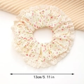 Détail du chouchou fleuri avec bord en dentelle montrant le diamètre de 13cm et le tissu - Chouchou Floral Beige