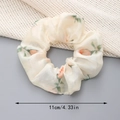 Detail van organza haarwokkels met oranje bloemenprint en een diameter van 11 cm - Broken Wit