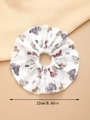 Detail van een oversized haarelastiek met vlinderprint en een diameter van 22cm - Vlinder Grote Scrunchie