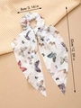 Detail van de witte kant haarwokkel met kleurrijke vlinderprint en lange sierlijke linten - Kanten Vlinder Strik Lint Scrunchie