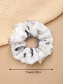 Macro-opname van witte scrunchie met vlinderprint, rafelranden en 11cm maataanduiding - Vlinder Kleine Scrunchie