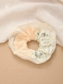 Haarelastiekje met bloemenprint en wit kant in lichtoranje en gele tinten - Groen Patchwork Bloemen Scrunchie
