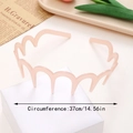Détail d'un serre-tête en plastique rose clair avec dents ondulées et circonférence de 37cm - Style Denté à Grandes Vagues / Rose Clair
